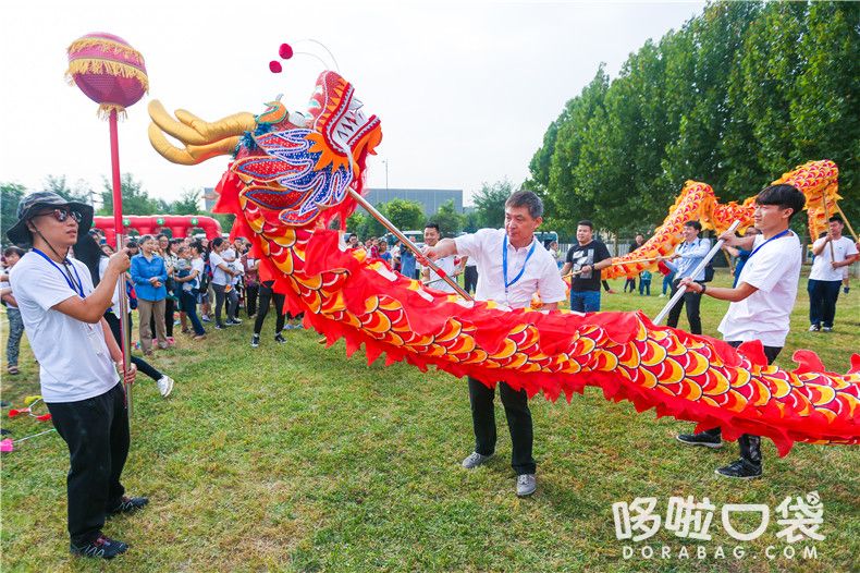 領導舞龍開場